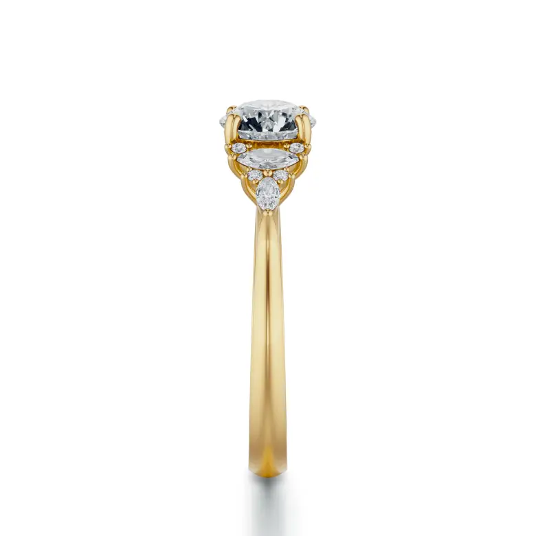 Pierścionek z dużym diamentem i markizami SBPZ_050